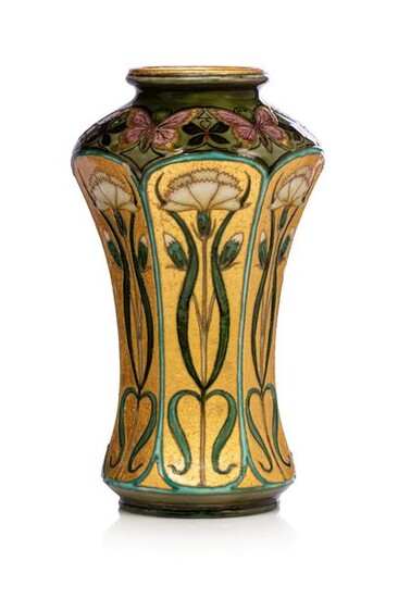 SEVRES Vase à corps octogonale et col resserré en céramique...