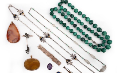 Sans réserve - une collection de bijoux comprenant une bague scarabée en lapis-lazuli, début du...