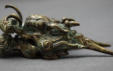 Scroll weight- Gilt bronze - Fierce dragons head - Ming - Beautiful details and patina - Remnants of gilding - China - 17th/18th century