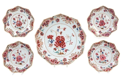 Set huittiende eeuws Chinees porselein met Famille Rose-bloemendecor en diepgekartelde (bloem)vorm bestaande uit een grote...