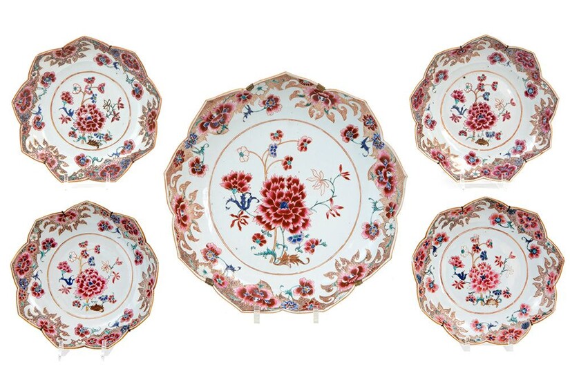 Set huittiende eeuws Chinees porselein met Famille Rose-bloemendecor en diepgekartelde (bloem)vorm bestaande uit een grote...