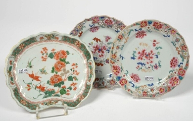 Set of three polychrome porcelain of China with floral decoration including: two scrolled plates called "Famille rose". A "Green Family" ravier is attached. Period: 18th century, Qianlong and Kangxi period. Diameter: +/-22,3cm...