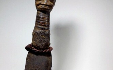 Sonnaille Bamoun (Cameroun) Gong en métal surmonté d'une tête à la coiffure caractéristique de cette...