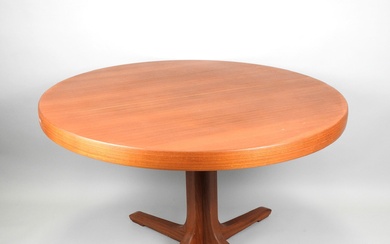 Table de salle à manger en bois type Baumann, le piétement quadripode, le plateau circulaire...