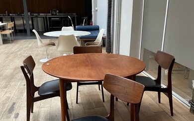Table ronde et quatre chaises En bois exotique vernis Travail danois Vers 1960