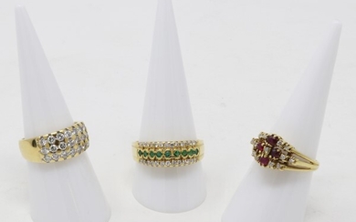 Tre anelli in oro giallo con brillanti, rubini e smeraldi