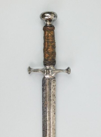 Troop sword from the end of the XVIIth century similar to those used in the armies of Louis XIV (Michel Pétard - Des sabres et des épées, Tome 3, Page 26, réf. 45U). Beautiful blade with a lenticular section, 900 mm long, slightly rounded point, a...