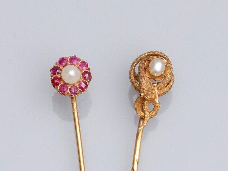 Two 750°/00 (18K) yellow gold tie pins set with a small pearl surrounded by rubies and decorated with a snake set with a pearl 6.6 g
