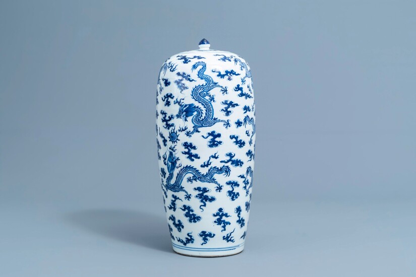 Un grand pot couvert en porcelaine de Chine bleu et blanc à décor de dragons, 19ème siècle