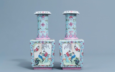 Une paire de vases de forme bouteille carré en porcelaine de Chine famille rose à décor de dames reposantes, marque de Qianlong, 20ème siècle