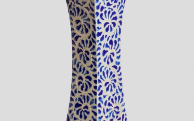 Vase Satsuma. Japon, XIXe siècle. Céramique émaillée. Dimensions : 36 cm. de hauteur. Vase en...