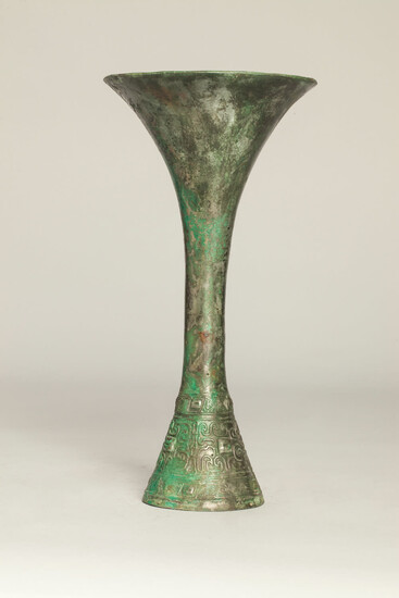 Vase de forme Gu à décor de type archaïsant....
