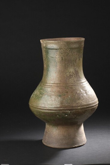 Vase en grès émaillé vert Chine, dynastie... - Lot 23 - Daguerre