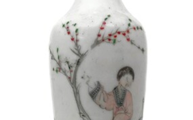 Vasetto di porcellana cinese dinastia Qing (1650-1750), recante da un lato...