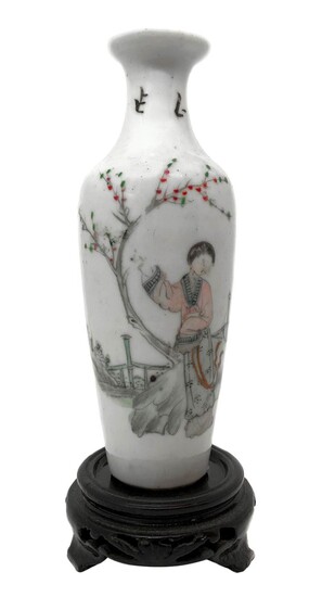 Vasetto di porcellana cinese dinastia Qing (1650-1750), recante da un lato...