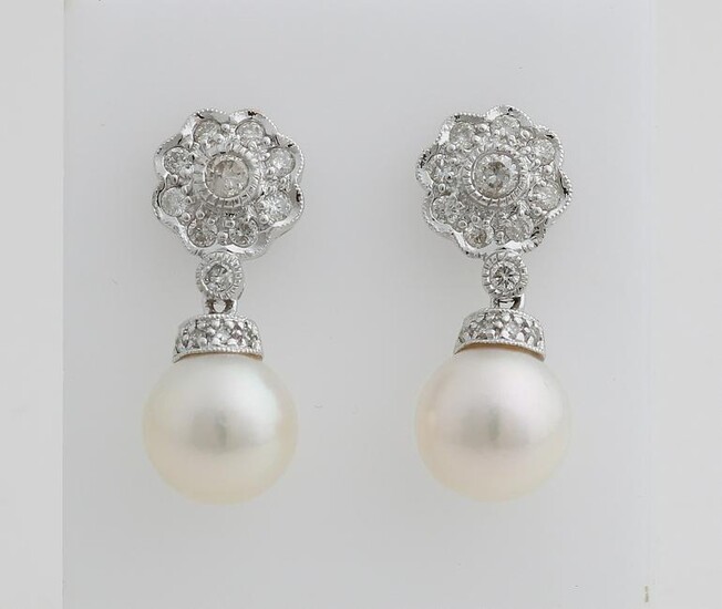 White gold earrings, 750/000, with diamond and