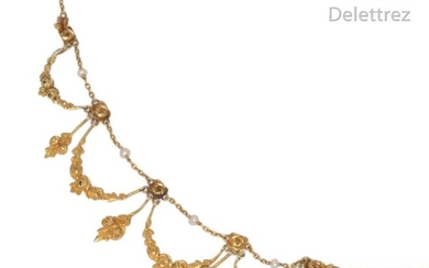Yellow gold collar with chased decoration of garlands, flowers and beads. Longueur : 44 cm. P. Brut : 14,7 g.