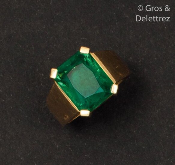 Yellow gold ring, decorated with a rectangular emerald...