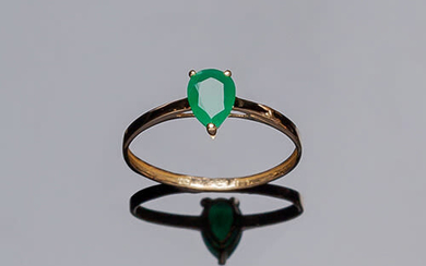Yellow gold ring with a fine emerald, goatee cut,...