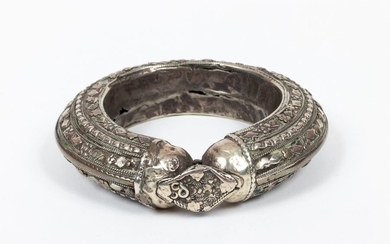 Yemeni silver bracelet richly decorated in a circle...