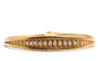 A diamond bracelet set with numerous brilliant-cut diamonds totalling app. 0.33 ct., mounted in 18k gold. L. 19 cm. Weight app. 26.5 g.