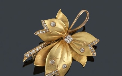 Floral brooch in 18K yellow gold with diamonds