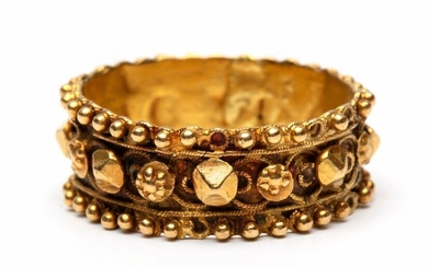 14krt. Gold ring, so called "cap ring", decorated...