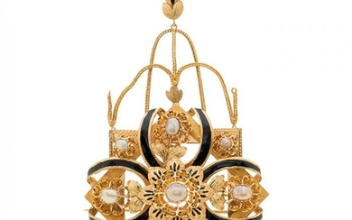 18 K yellow gold brooch, with pearls and black enamel.