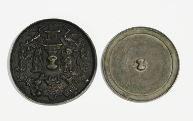 2 miroirs circulaires en bronze, Chine, 1 probablement dynastie Yuan et 1 de style, diam. 8,5 cm et 9,5 cm