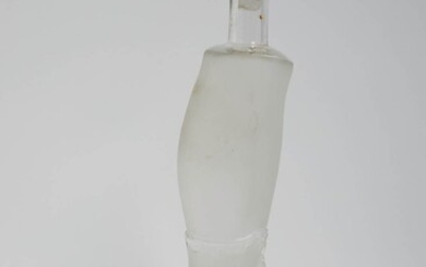 24 Curieuse carafe en forme de jambe en verre et verre dépoli XIXème siècle Hauteur:...