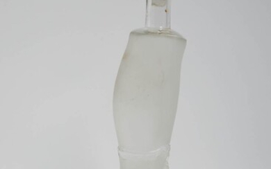 24 Curieuse carafe en forme de jambe en verre et verre dépoli