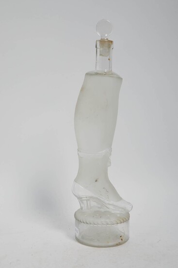 24 Curieuse carafe en forme de jambe en verre et verre dépoli