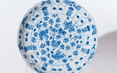 Arte Cinese A blue and white porcelain dish painted
