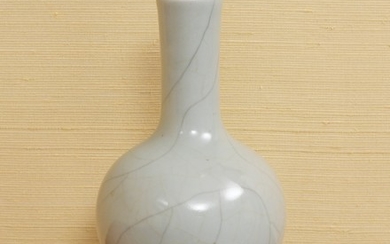 Petit vase balustre, Chine, en porcelaine à glacure céladon, monture de style Rocaille, fin XIXe s., en bronze ciselé et doré, h. 21 cm