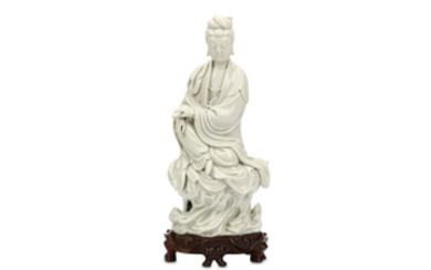 A CHINESE BLANC-DE-CHINE FIGURE OF GUANYIN. 17th /...
