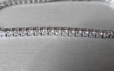 4.50ct Diamond tennis bracelet set with brilliant cut...