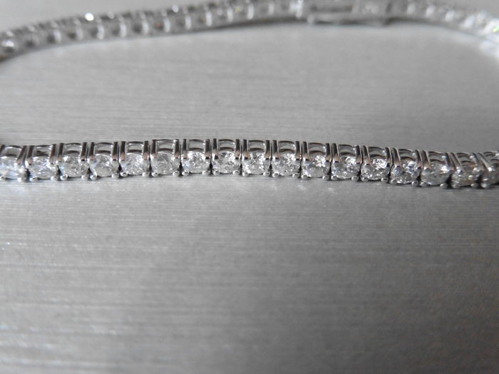 4.50ct Diamond tennis bracelet set with brilliant cut...