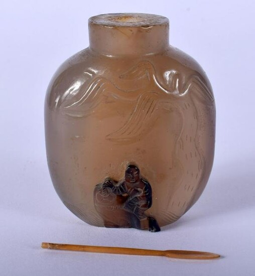 A 19TH CENTURY CHINESE CARVED AGATE SNUFF BOTTLE Qing