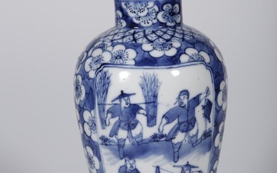 A BLUE-AND-WHITE PORCELAIN DISPLAY BOTTLE.