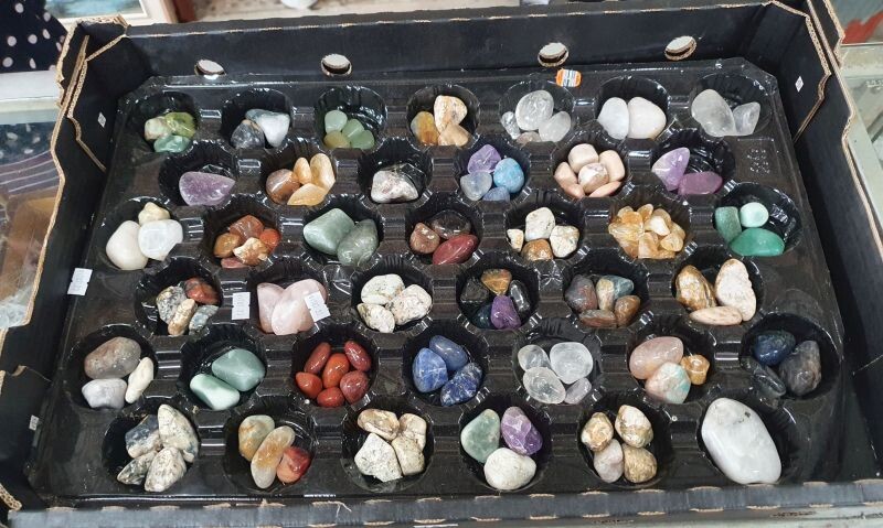 A BOX OF POLISHED MIXED GEOLOGY