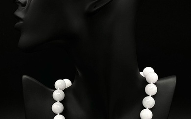 A Bright White Jade Bead Necklace. Good sized beads...