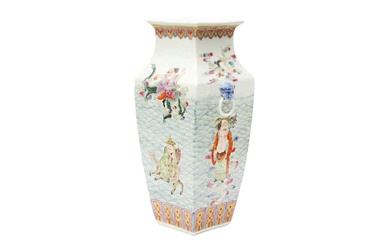 A CHINESE FAMILLE-ROSE SQUARE 'IMMORTALS' VASE 晚清或民國時期 粉彩仙人圖雙獸耳方瓶