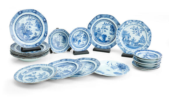 A COLLECTION OF CHINESE EXPORT BLUE AND WHITE PLATES