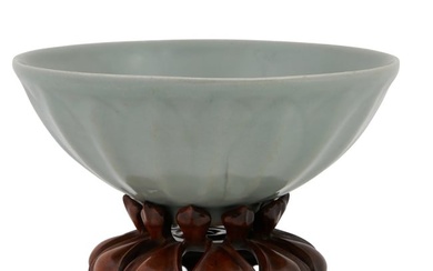 A Chinese longquan celadon porcelain bowl