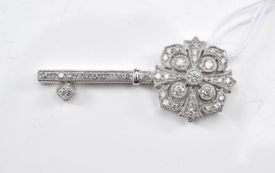 A DIAMOND KEY PENDANT TOTALLING 0.75CT, IN 10CT WHITE GOLD, TOTAL LENGTH 40MM, 4.2GMS
