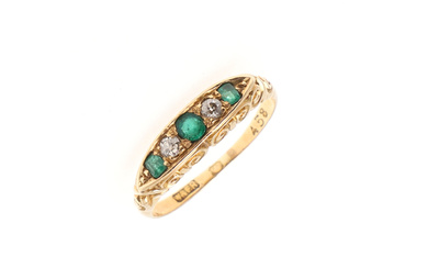 A GOLD, EMERALD AND DIAMOND FIVE STONE RING.