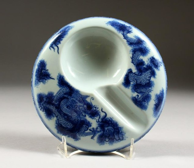 A GOOD CHINESE BLUE & WHITE PORCELAIN DRAGON INK STAND