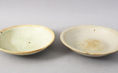 A GOOD PAIR OF EARLY CHINESE POTTERY BOWLS, 14cm & 13cm
