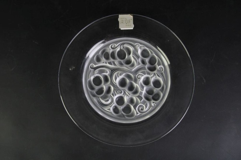 A Lalique Dish with Frosted Patterened Central Motif (Dia 23cm)