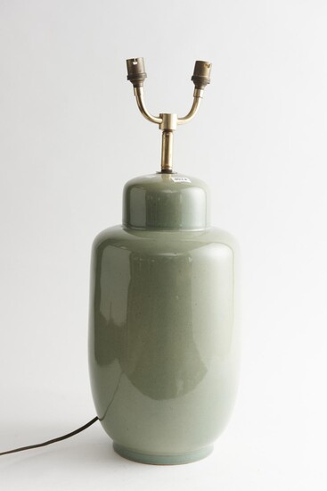A PALE GREEN GLAZED CERAMIC TABLE LAMP, 55 CM TOTAL HEIGHT, LEONARD JOEL LOCAL DELIVERY SIZE: SMALL